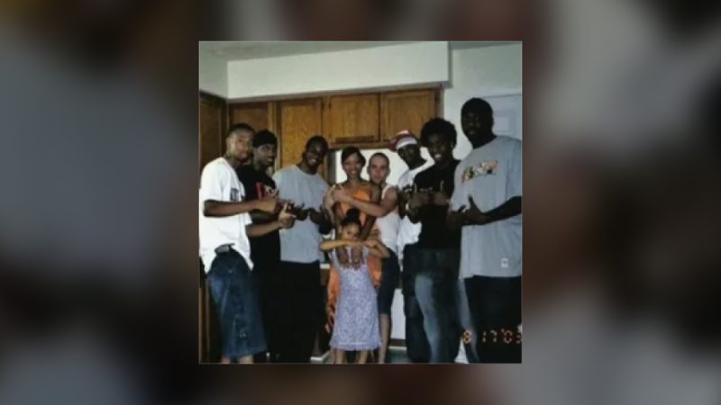 Karrahbooo, nonchalance en bandoulière